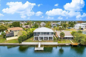 Newly Remodeled Gulf Canal Home With Floating Dock and Kayaks